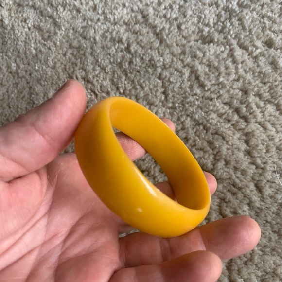 1950s Oblong Egg Yolk Bakelite Bangle - Picture 2 of 4